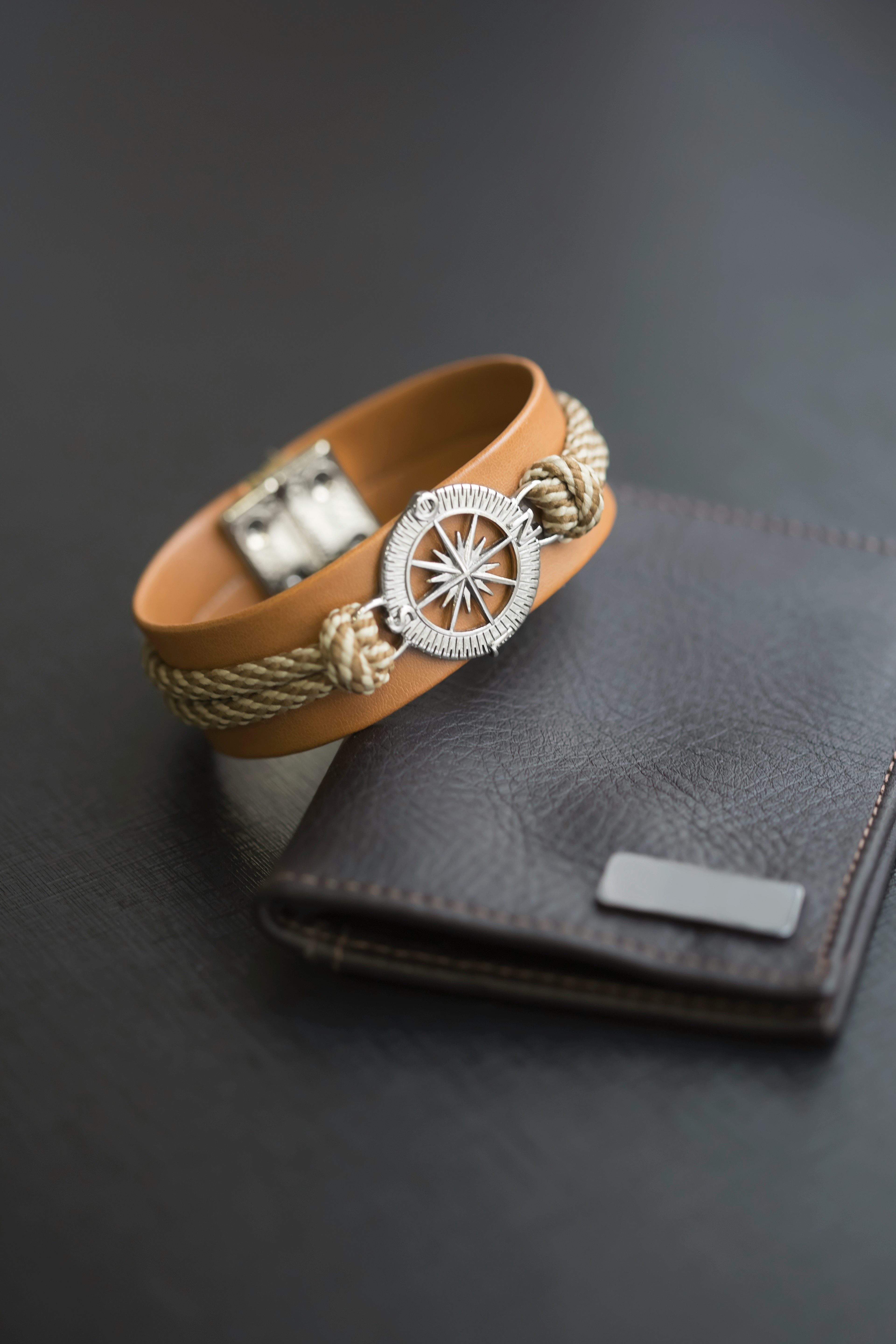 Pulsera y billetera de cuero